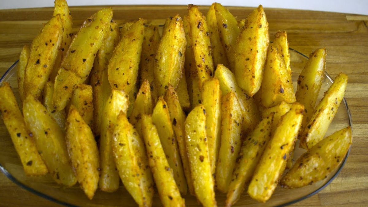 BATATAS ASSADAS CROCANTES E DOURADINHAS.RECEITA BARATA E SABOROSA.