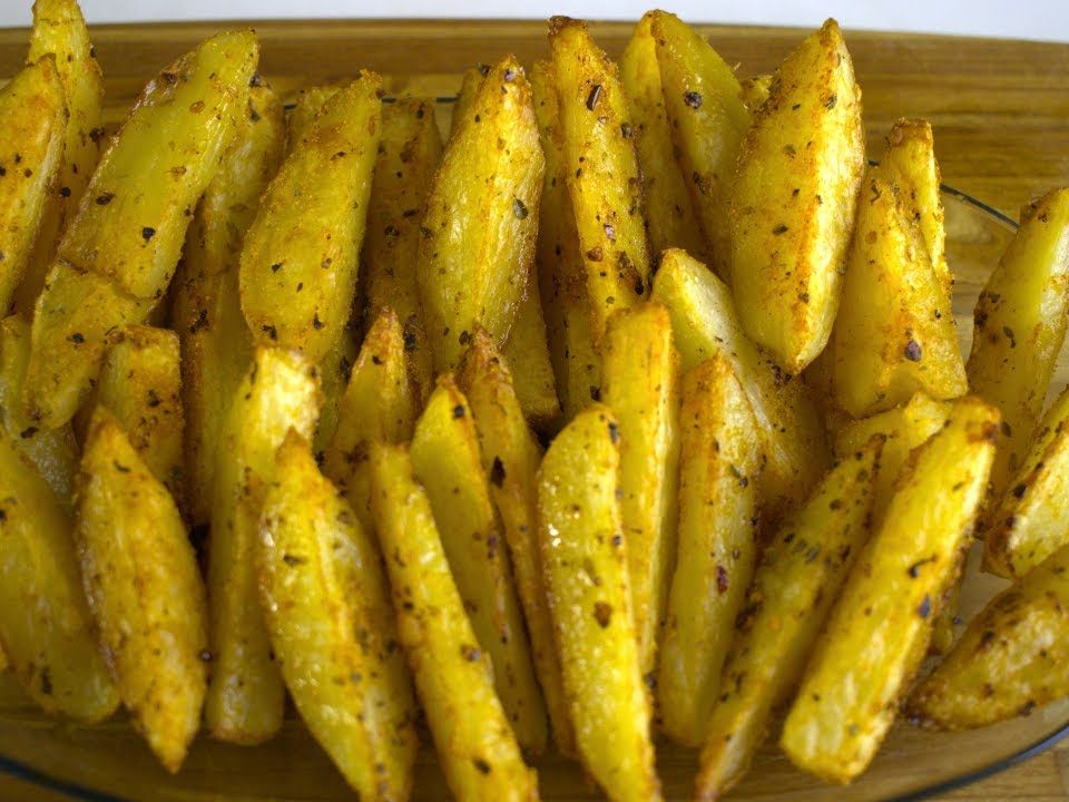 BATATAS ASSADAS CROCANTES E DOURADINHAS.RECEITA BARATA E SABOROSA.